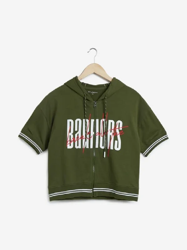 Studiofit Olive Text Print Hooded Crop Jacket Welt Pockets Slit Pockets Flap Pockets Studiofit Olive Text Print Hooded Crop Jacket Welt Pockets Slit Pockets Flap Pockets